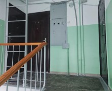 В доме на Кузнецова завершили ремонт подъезда и обновили двери