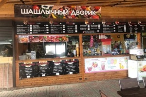 Требуются кухонный работник и помощник повара в летнее кафе