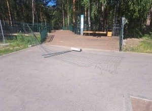 ПОЛОМАННОЕ ОГРАЖДЕНИЕ ОБНАРУЖИЛ подрядчик на каскадной лестнице