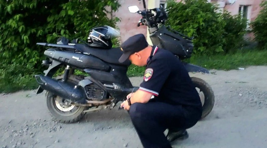 В Белоярском подросток на мопеде спровоцировал аварию: пострадал пассажир