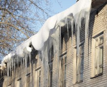 Обязанность уборки сосулек и снега на крышах домов возложена на управляющие компании