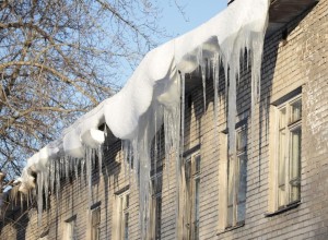 Обязанность уборки сосулек и снега на крышах домов возложена на управляющие компании