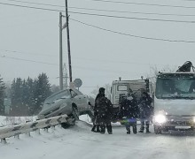 Автомобиль врезался в ограждение на переезде между Мезенкой и Баженово