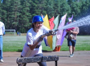 В выходные на стадионе «Электрон» прошли соревнования по пожарно-прикладному спорту среди подразделений Белоярской АЭС