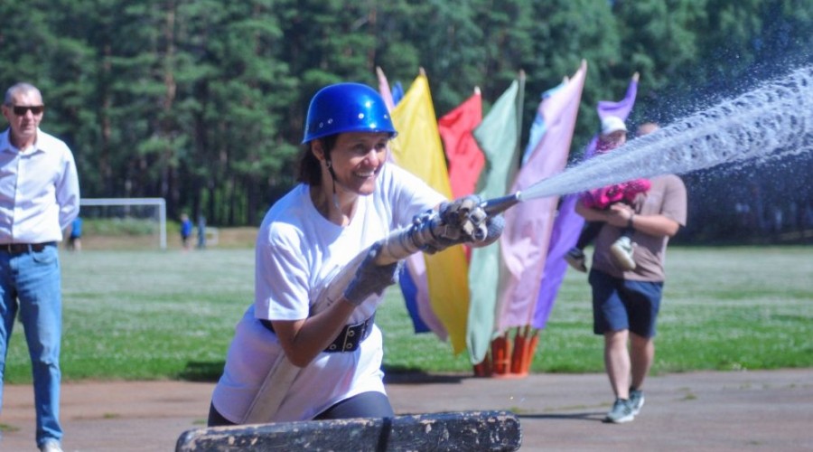 В выходные на стадионе «Электрон» прошли соревнования по пожарно-прикладному спорту среди подразделений Белоярской АЭС