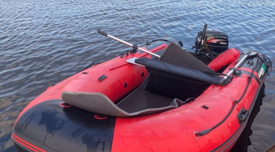 РЕЗИНОВАЯ ЛОДКА ПЕРЕВЕРНУЛАСЬ на середине водохранилища