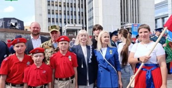 В День России представители Заречного приняли участие в церемонии передачи флагов в Екатеринбурге