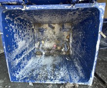 В Заречном начали мыть контейнеры для подготовки к летнему сезону