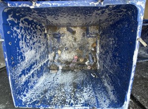 В Заречном начали мыть контейнеры для подготовки к летнему сезону