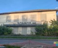 Заброшенное кафе «Улыбка» закрыли сеткой: стало чуть аккуратнее