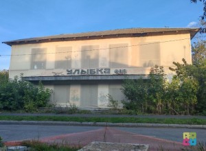 Заброшенное кафе «Улыбка» закрыли сеткой: стало чуть аккуратнее
