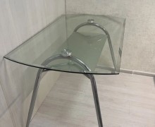 Стеклянный стол в хорошем состоянии