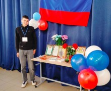 Впервые голосующим на выборах в Заречном вручают сувениры
