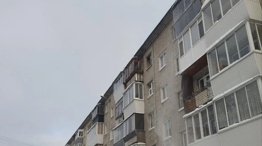 Крыши зареченских домов очищают от снега