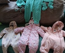 Детские демисезонные вещи и коляска: продажа в Заречном