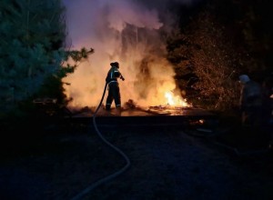 Гостевой домик сгорел на базе отдыха под Заречным