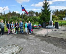 Жители Белореченского благоустроили территорию у мемориала ко Дню флага