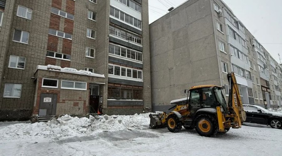 Осуществляется механизированная очистка и вывоз снега с придомовой территории