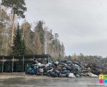 На старом кладбище Заречного гора мешков с мусором переросла контейнерную площадку