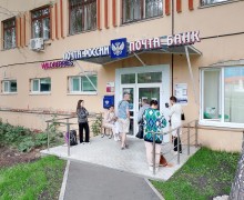 Просто очередь на почту из 20+ человек 16 внутри, остальные снаружи, оператор одна,