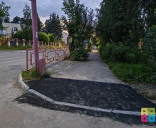 На улице Бажова в Заречном обустроили безбарьерный спуск для маломобильных граждан