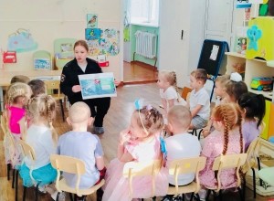 Сотрудники Госавтоинспекции проводят уроки «зимней» безопасности с дошколятами в рамках профилактического мероприятия «Горка»