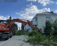 На улице Мира в Заречном проводят расчистку от кустарников