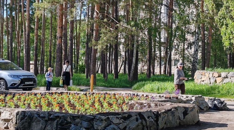 В Заречном заканчивается высадка цветов на клумбы, а сегодня будет акция Цветущий атомград