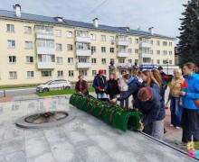 Кто уложил большую гирлянду у обелиска на площади Победы на прошлой неделе?