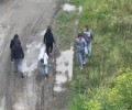 Подростки вновь бросают стеклянные банки с высоты в Заречном