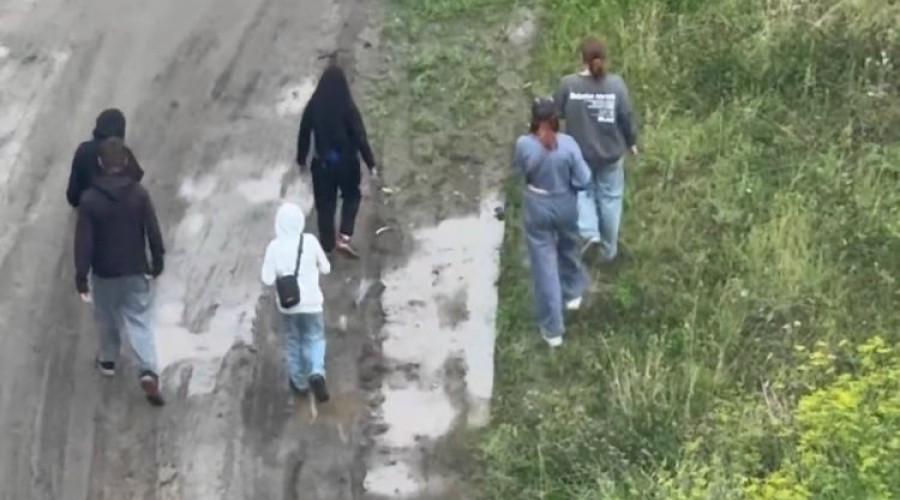 Подростки вновь бросают стеклянные банки с высоты в Заречном