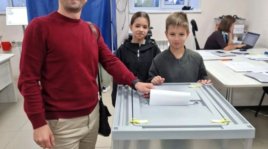 Юные зареченцы вместе с родителями посетили избирательные участки