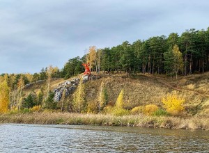 Красавица-Исеть в обрамлении скалистых берегов прекрасна не только летом, но и золотой осенью