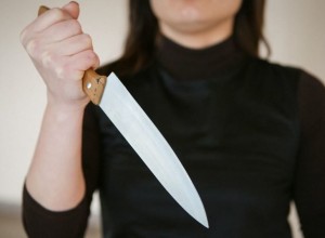 Жительница Белоярки угрожала ножом директору школы