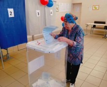 Избиратели старше 90 лет приходят на участки в Заречном