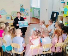 Сотрудники Госавтоинспекции проводят уроки «зимней» безопасности с дошколятами в рамках профилактического мероприятия «Горка»