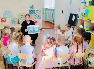 Сотрудники Госавтоинспекции проводят уроки «зимней» безопасности с дошколятами в рамках профилактического мероприятия «Горка»