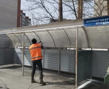 УК ДЕЗ помыла мусорные контейнерные площадки на площадках, за которые она отвечает