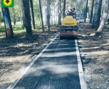 Благоустройство пешеходной зоны на улице Курчатова продолжается