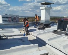 В Заречном продолжаются работы по очистке кровель от хвои и листвы