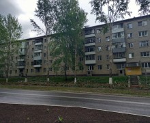 Ешё в одном месте тополя обрезали На этот раз возле дома 21 по ул. Курчатова