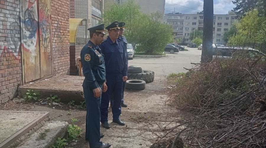 А мы опять про свалки: искать их по территории Заречного и в окрестностях поехали два важных должностных лица