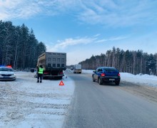 Автоинспекторы выясняют обстоятельства дорожно-транспортного происшествия с тремя пострадавшими на трассе Екатеринбург-Тюмень