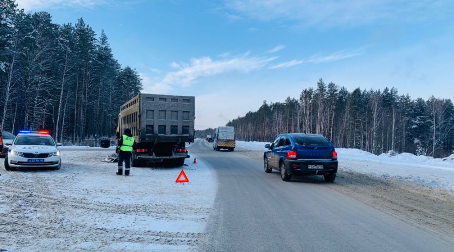 Автоинспекторы выясняют обстоятельства дорожно-транспортного происшествия с тремя пострадавшими на трассе Екатеринбург-Тюмень