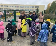 Сотрудники Госавтоинспекции провели акцию «Засветись» совместно с воспитанниками детского сада «Солнышко»