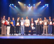 В Белоярском РДК состоялось вручение медалей «За особые успехи в учении»