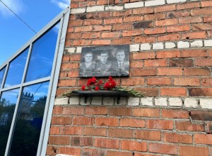 В Белоярском открыли мемориальную доску погибшим сотрудникам ГИБДД