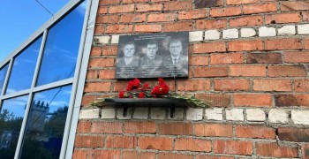 В Белоярском открыли мемориальную доску погибшим сотрудникам ГИБДД