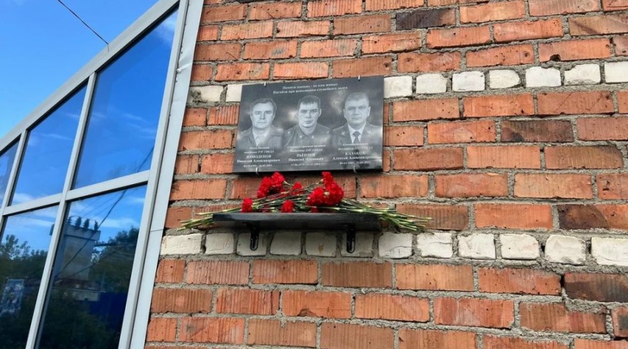В Белоярском открыли мемориальную доску погибшим сотрудникам ГИБДД