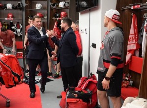 После завершения матча «Автомобилист» – ЦСКА на новой ледовой УГМК-Арене губернатор Евгений Куйвашев пообщался с хоккеистами, поддержал их и поблагодарил за игру